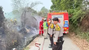 Polisi Bersama Masyarakat Bergerak Cepat Padamkan Kebakaran Lahan di Lawang Kidul