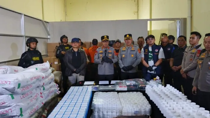 Polisi Bongkar Pabrik Obat Keras Ilegal di Bandung Lima Orang Ditetapkan sebagai Tersangka - BERITA POLRI INDEPENDEN INVESTIGASI Polisi Bongkar Pabrik Obat Keras Ilegal di Bandung, Lima Orang Ditetapkan sebagai Tersangka
