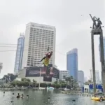 Polisi Evakuasi Enam Aktivis Greenpeace dari Puncak Monumen Bundaran HI, Satu Orang Mendapat Penanganan Medis