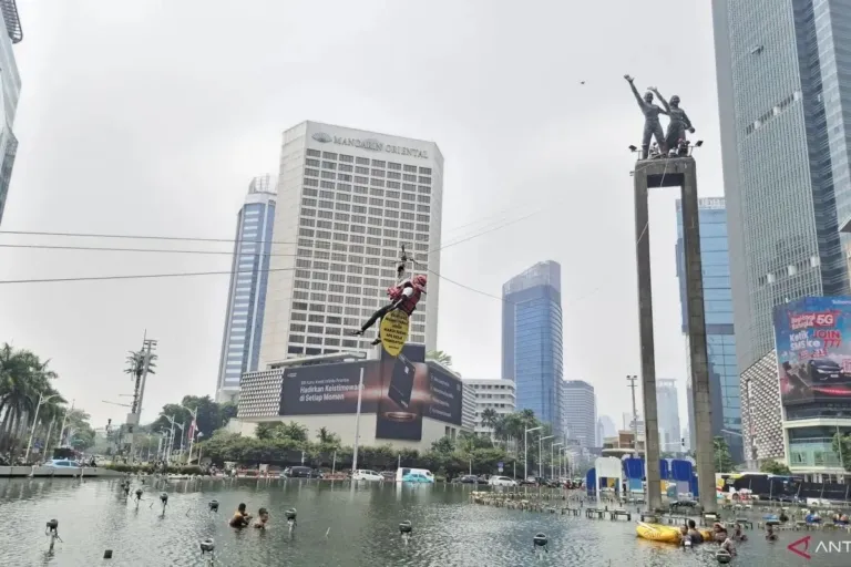 Polisi Evakuasi Enam Aktivis Greenpeace dari Puncak Monumen Bundaran HI, Satu Orang Mendapat Penanganan Medis