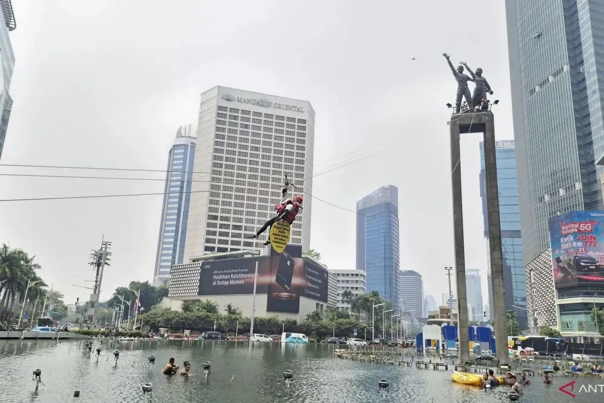Polisi Evakuasi Enam Aktivis Greenpeace dari Puncak Monumen Bundaran HI, Satu Orang Mendapat Penanganan Medis
