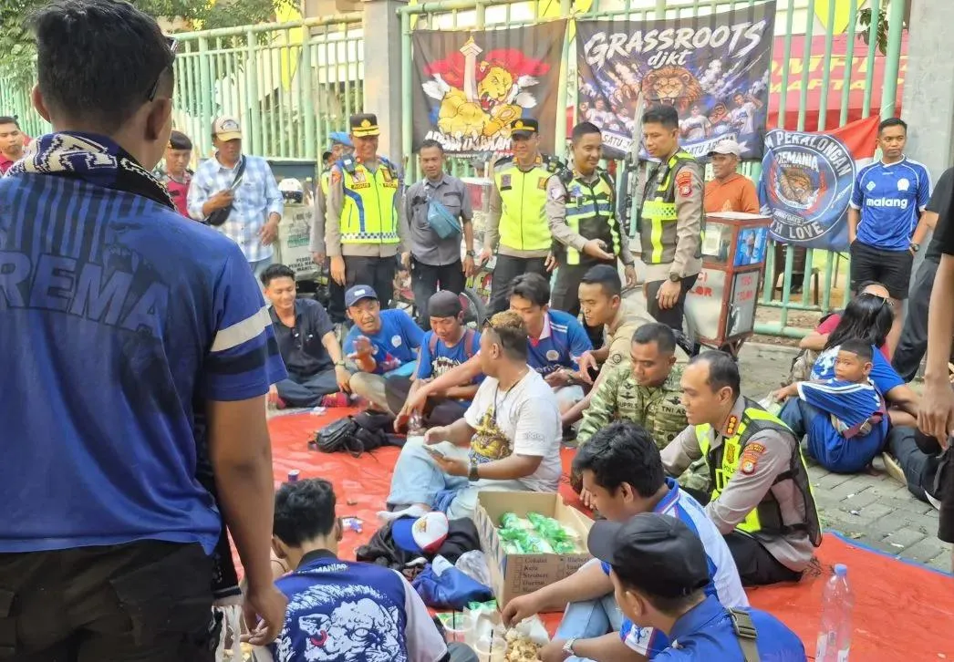 Polisi Kedepankan Pendekatan Humanis dalam Pengamanan Laga Persija vs Arema di Bekasi