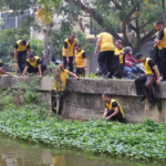 Polisi Bersihkan Eceng Gondok di Kali Baru Bekasi untuk Cegah Banjir dan DBD