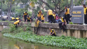 Polisi Bersihkan Eceng Gondok di Kali Baru Bekasi untuk Cegah Banjir dan DBD