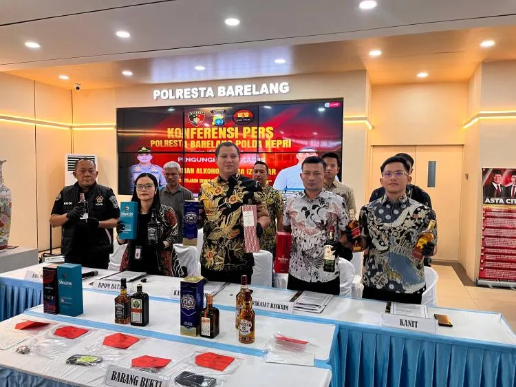 Polisi Sita 8664 Botol Miras Ilegal di Batam Jagermeister Terbanyak - BERITA POLRI INDEPENDEN INVESTIGASI Polisi Sita 8.664 Botol Miras Ilegal di Batam, Jagermeister Jadi Temuan Terbanyak