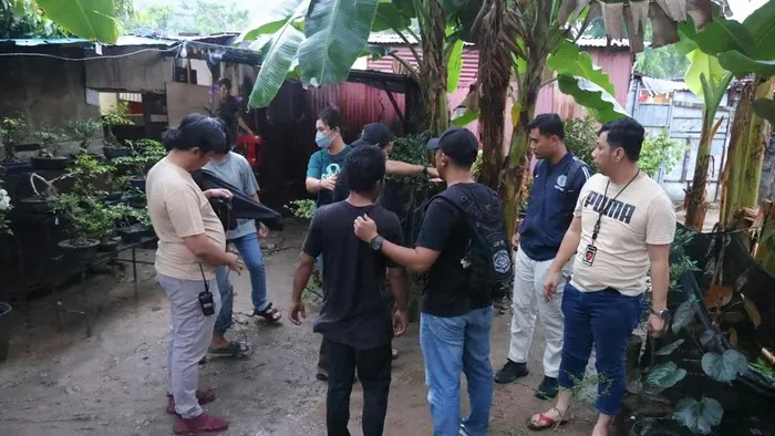 Polisi Tangkap 18 Orang di Kampung Madani Batam 17 Positif Narkoba - BERITA POLRI INDEPENDEN INVESTIGASI Polisi Tangkap 18 Orang di Kampung Madani Batam, 17 Positif Narkoba