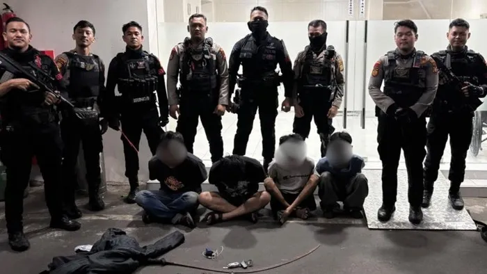 Polisi Tangkap 4 Pemuda Tawuran di Jaktim Sajam hingga Stik Golf Disita - BERITA POLRI INDEPENDEN INVESTIGASI Polisi Tangkap Empat Pemuda Diduga Terlibat Tawuran di Jakarta Timur, Senjata Tajam dan Stik Golf Disita
