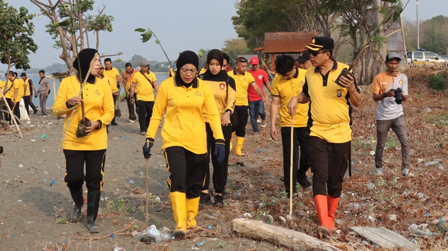 Polres Bantaeng Tanam Mangrove di Pantai Bombong Biangkeke, Perkuat Program Green Policing