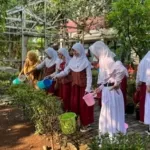 Polri Kenalkan Green Policing di SDN Cilangkap 8 Depok, Ajak Siswa Tanam Pohon Mangga Sejak Dini