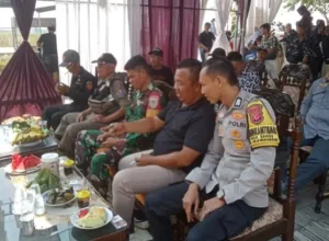 Polsek Arjawinangun Bersama TNI dan Pemdes Sende Kawal Hiburan Organ Tunggal agar Tetap Kondusif
