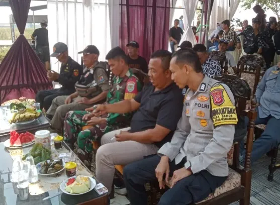 Polsek Arjawinangun Bersama TNI dan Pemdes Sende Kawal Hiburan Organ Tunggal agar Tetap Kondusif