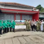 Polsek Darangdan Dampingi Koramil 1903 Darangdan Bagikan 150 Nasi Kotak Jumat Berkah Jelang HUT TNI ke-81