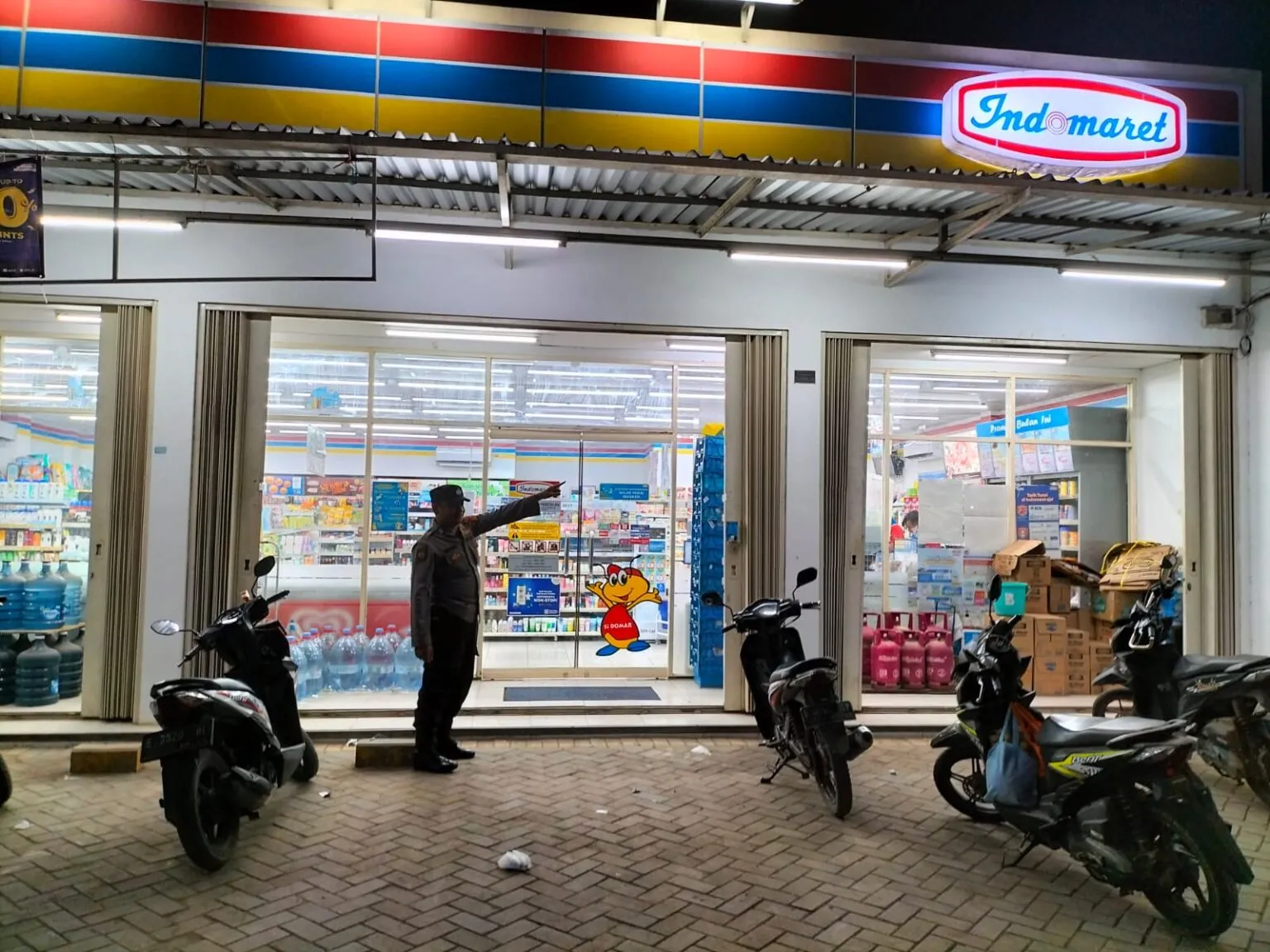 Polsek Pabedilan Pantau Minimarket di Kalimukti, Tingkatkan Kewaspadaan dan Keamanan Masyarakat