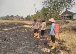 Polsek Pemulutan Polres Ogan Ilir Gencarkan Patroli dan Imbauan Karhutla Bersama Tiga Pilar di Desa Muara Baru dan Simpang Pelabuhan Dalam
