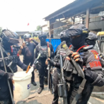 Potret Polisi Bersenjata Lengkap Kembali Kepung Kampung Ambon, Penggerebekan Narkoba Berlanjut