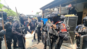 Potret Polisi Bersenjata Lengkap Kembali Kepung Kampung Ambon, Penggerebekan Narkoba Berlanjut