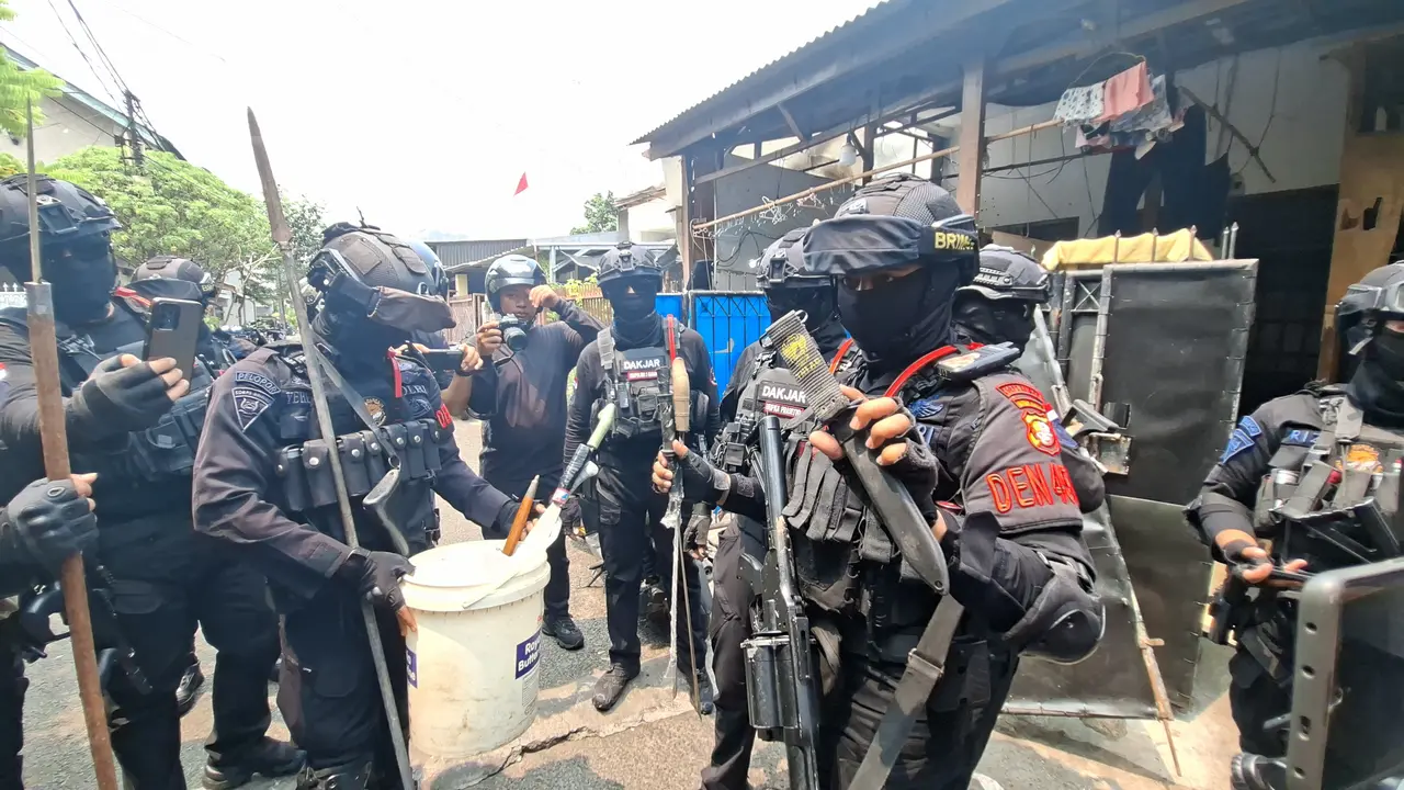 Potret Polisi Bersenjata Lengkap Kembali Kepung Kampung Ambon, Penggerebekan Narkoba Berlanjut