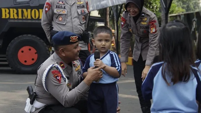 Sambut Bocah PAUD, Brimob Polda Metro Kenalkan Polisi Sahabat Anak