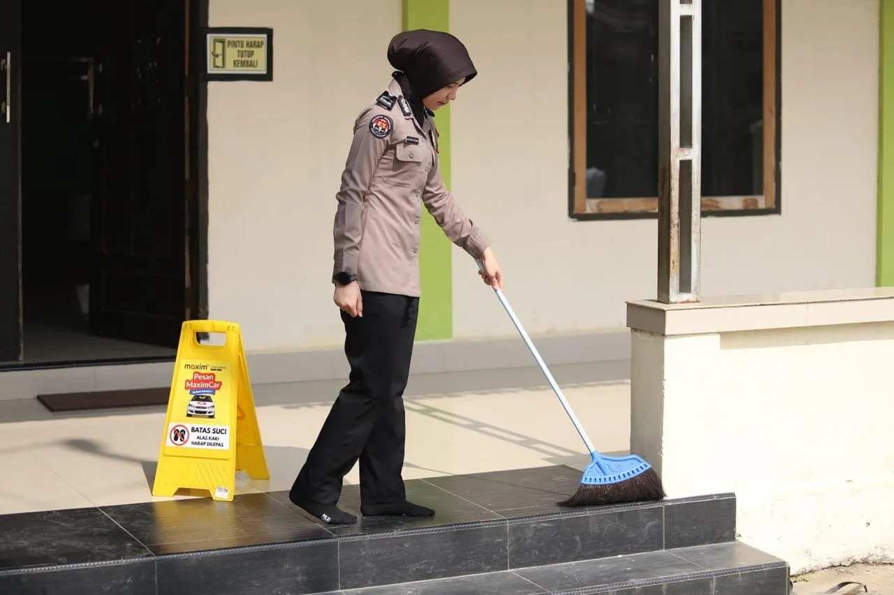 Sambut HUT ke-75 Humas Polri Bid Humas Polda Sultra Bersihkan Masjid Al Ikhwan - BERITA POLRI INDEPENDEN INVESTIGASI Sambut HUT ke-75 Humas Polri, Bid Humas Polda Sultra Gelar Kerja Bakti Bersihkan Masjid Al Ikhwan