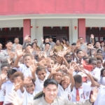 Satgas Damai Cartenz Bagikan Tas dan Perlengkapan Belajar, Dorong Semangat Pendidikan Anak Papua