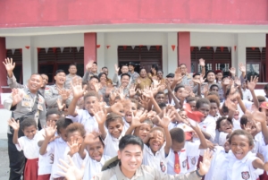 Satgas Damai Cartenz Bagikan Tas dan Perlengkapan Belajar, Dorong Semangat Pendidikan Anak Papua