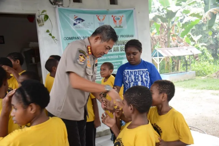 Satgas Damai Cartenz Salurkan Bantuan Kemanusiaan ke Panti Asuhan Cinta Kasih Hulda, Perkuat Kedekatan Polisi dengan Anak-anak