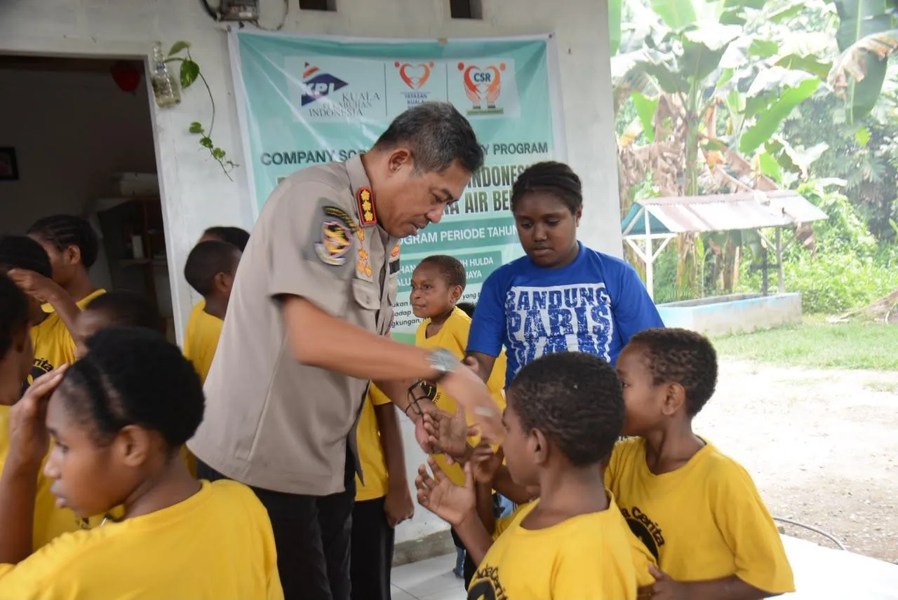 Satgas Damai Cartenz Salurkan Bantuan Kemanusiaan ke Panti Asuhan Cinta Kasih Hulda, Perkuat Kedekatan Polisi dengan Anak-anak