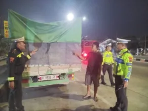Operasi Patuh Candi 2026, Satlantas Polres Karanganyar Periksa Kelayakan Truk di Exit Tol Kebakkramat