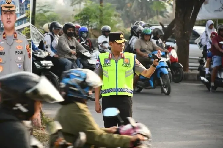 Tak Sekadar Memberi Arahan, Kapolda dan Wakapolda NTT Turun Langsung Mengatur Lalu Lintas pada Jam Sibuk Pagi