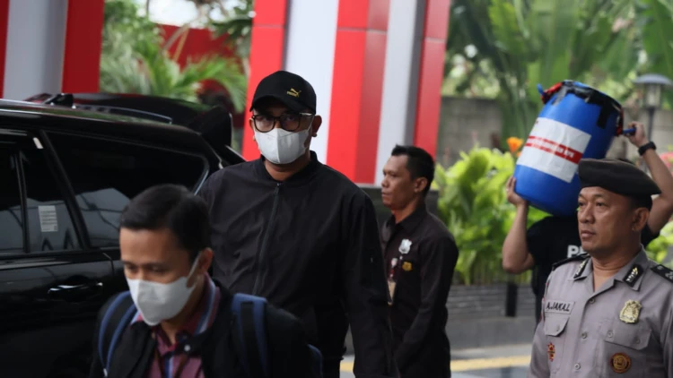 Tiba di KPK Bupati Klaten Hamenang Wajar Ismoyo Jalani Pemeriksaan Usai Terjaring OTT - BERITA POLRI INDEPENDEN INVESTIGASI Tiba di KPK, Bupati Klaten Hamenang Wajar Ismoyo Jalani Pemeriksaan Usai Terjaring OTT