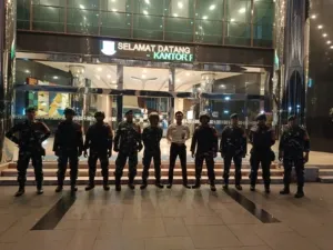 Tingkatkan Keamanan Melalui Patroli Malam, Babinsa Ajak Warga Peduli Lingkungan - BERITA POLRI INDEPENDEN INVESTIGASI