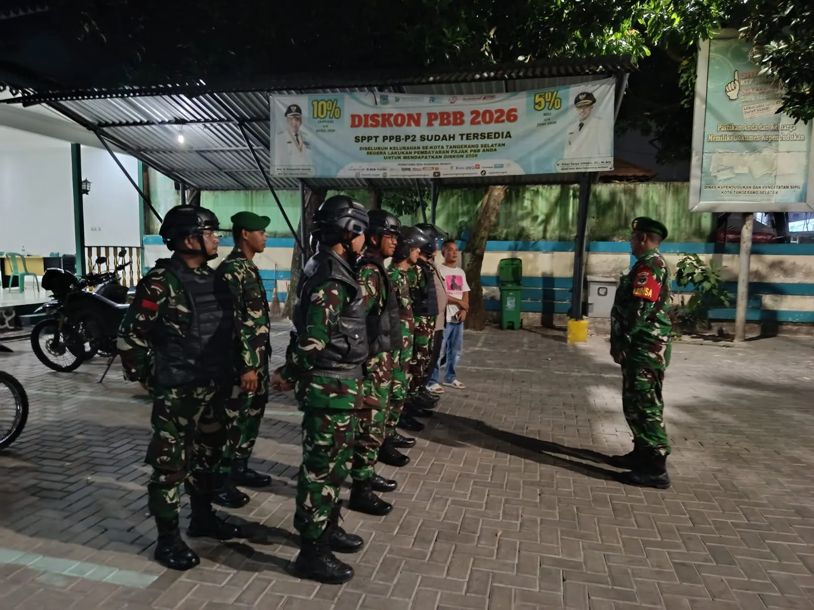 Tingkatkan Keamanan Melalui Patroli Malam, Babinsa Ajak Warga Peduli Lingkungan - BERITA POLRI INDEPENDEN INVESTIGASI Tingkatkan Keamanan Melalui Patroli Malam, Babinsa Ajak Warga Peduli Lingkungan