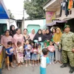Bantu Percepatan Penurunan Stunting Babinsa Koramil 02/Batuceper Bagikan Susu Balita