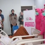 Bhayangkari Peduli, Ny. Martina Rony Samtana Jenguk Wartawan dan Mahasiswa Korban Insiden di Mapolda Sumsel