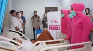 Bhayangkari Peduli, Ny. Martina Rony Samtana Jenguk Wartawan dan Mahasiswa Korban Insiden di Mapolda Sumsel