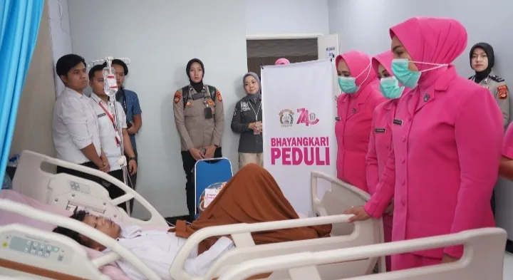 Bhayangkari Peduli, Ny. Martina Rony Samtana Jenguk Wartawan dan Mahasiswa Korban Insiden di Mapolda Sumsel
