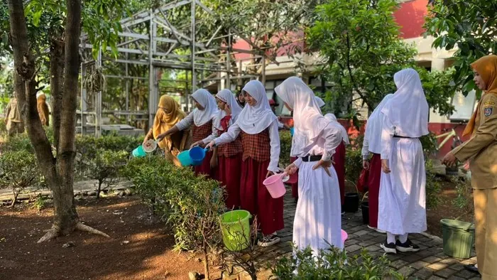 Polri Kenalkan Green Policing di SD Depok, Ajak Siswa Tanam Pohon Mangga\