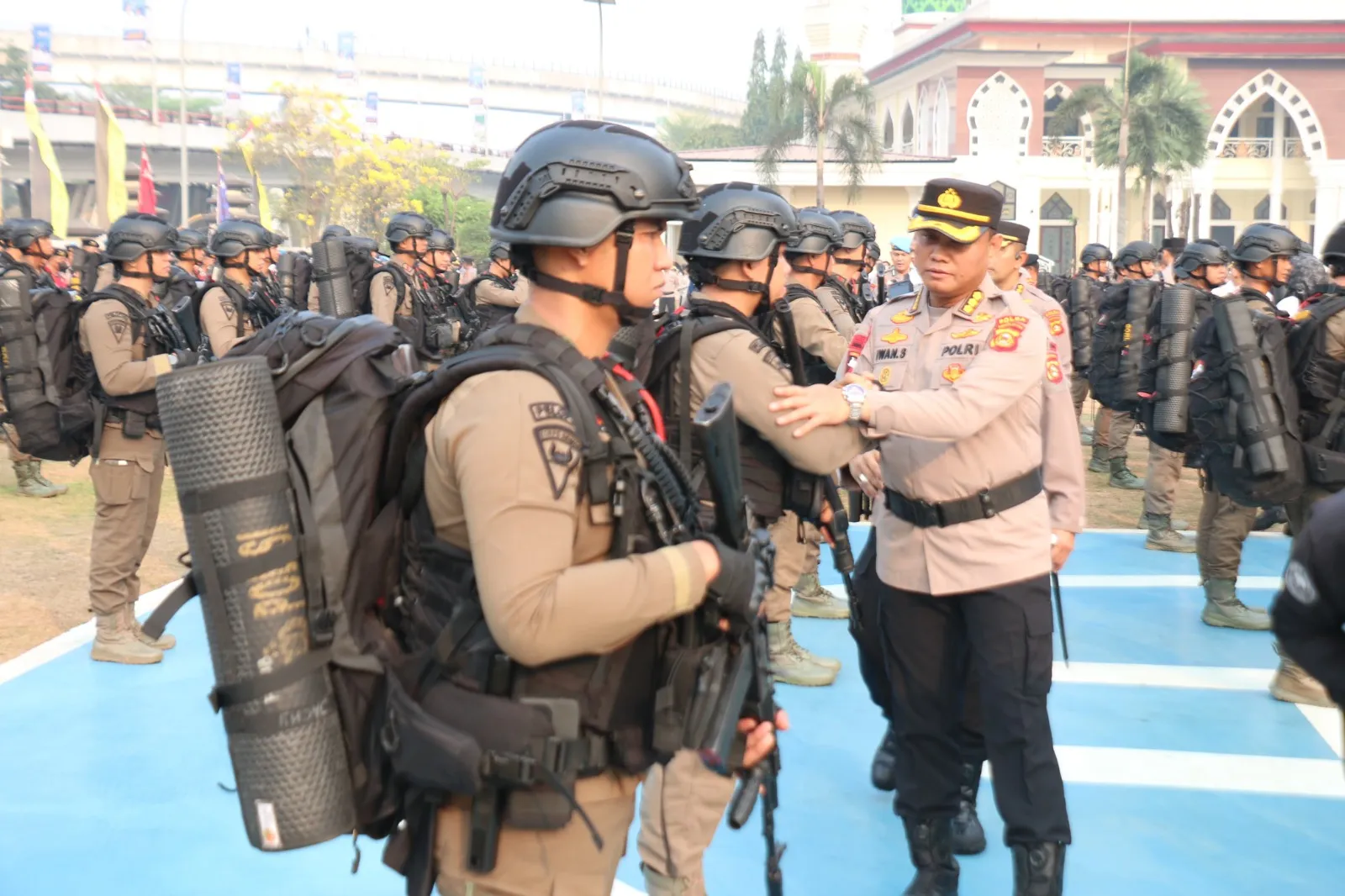 Lepas 75 Personel Brimob, Polda Sumsel Dukung Operasi Amole II-2026 di Papua Tengah - BERITA POLRI INDEPENDEN INVESTIGASI Program “Salam Polisi Bersama Masyarakat” Diperkenalkan di Menui Kepulauan, Perkuat Pelayanan dan Keamanan Warga
