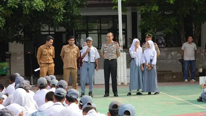 Kapolres Metro Bekasi Kota Kunjungi SMKN 14, Ajak Pelajar Berani Menolak Provokasi dan Hindari Kenakalan Remaja