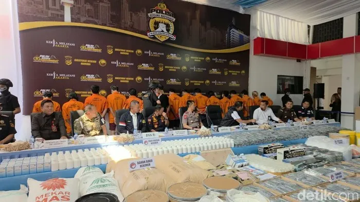 Polda Metro Jaya Bongkar Pabrik Obat Keras Ilegal di Sukoharjo, Sita 7,86 Juta Butir