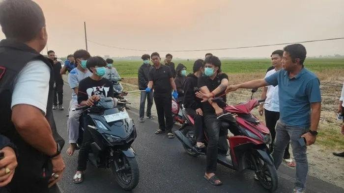 Dipicu Persoalan Salip Kendaraan, Tiga Orang Jadi Tersangka dalam Kasus Kematian Pemuda di Polewali Mandar - BERITA POLRI INDEPENDEN INVESTIGASI Dipicu Persoalan Salip Kendaraan, Tiga Orang Jadi Tersangka dalam Kasus Kematian Pemuda di Polewali Mandar