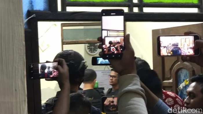 Terduga Pelaku Pembakaran Warung Mi dan Babi di Sukoharjo Ditangkap, Sempat Melawan Petugas - BERITA POLRI INDEPENDEN INVESTIGASI Terduga Pelaku Pembakaran Warung Mi dan Babi di Sukoharjo Ditangkap, Sempat Melawan Petugas