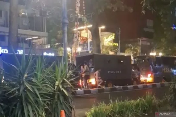Polisi Buru Kelompok Berpakaian Hitam yang Diduga Menyerang Truk Polisi di Bandung