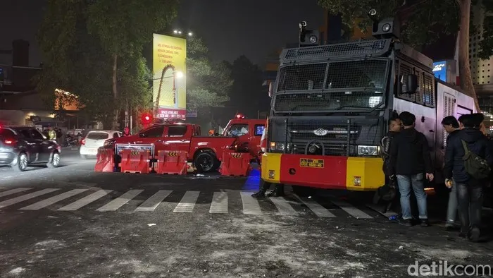 16 Personel Polisi Terluka dalam Penyerangan Truk Dalmas di Bandung, Kapolrestabes Pastikan Situasi Kondusif