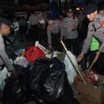 TNI-Polri Bersama Pemprov DKI Bersihkan Sampah Sisa Aksi Massa di Jakarta Pusat, Wujud Kepedulian terhadap Lingkungan