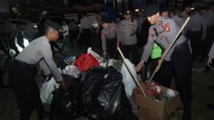 TNI-Polri Bersama Pemprov DKI Bersihkan Sampah Sisa Aksi Massa di Jakarta Pusat, Wujud Kepedulian terhadap Lingkungan