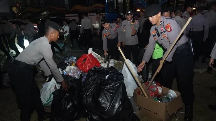 TNI-Polri Bersama Pemprov DKI Bersihkan Sampah Sisa Aksi Massa di Jakarta Pusat, Wujud Kepedulian terhadap Lingkungan