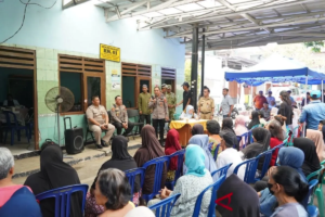 Polres Metro Jakarta Pusat Bersama Mahasiswa Gelar Pengobatan Gratis dan Bagikan Kacamata untuk Warga Kwitang